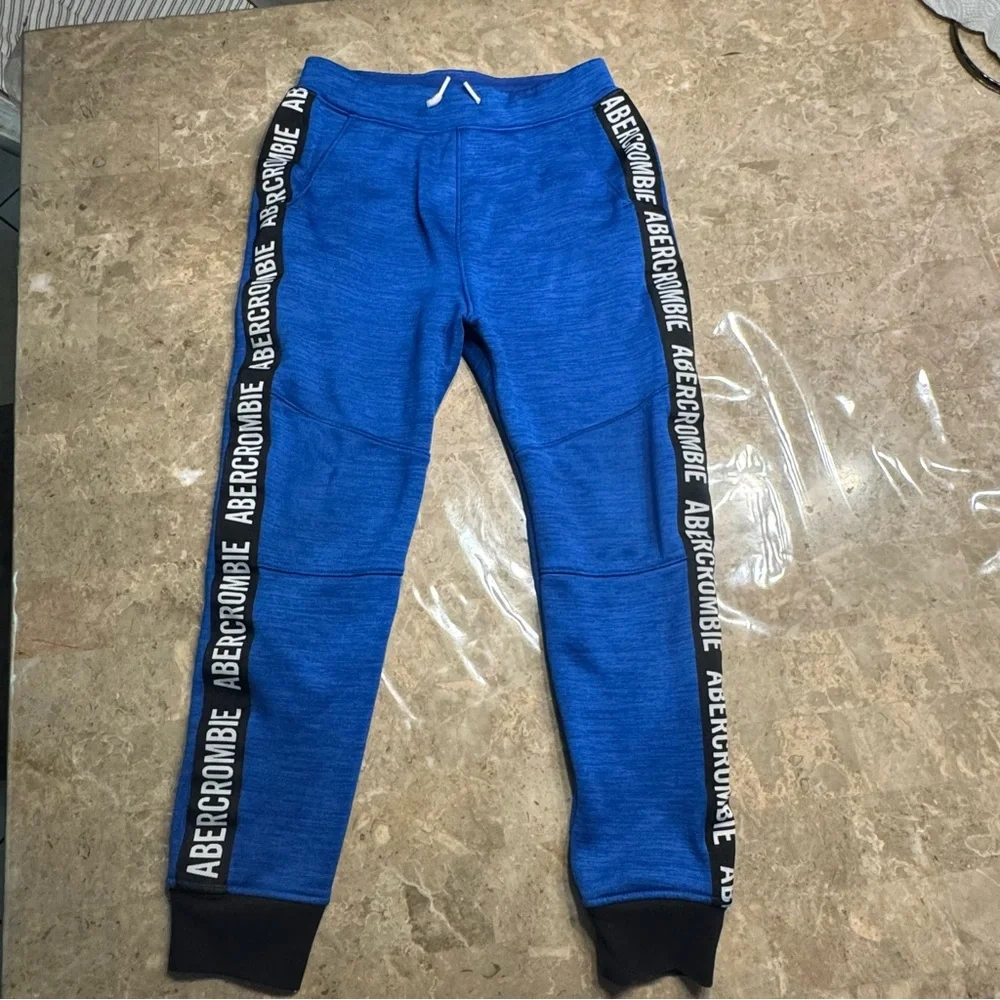 Abercrombie kids boys blue jogger sweatpants 
Like new condition 
Size 11/12 - Picture 2 of 6